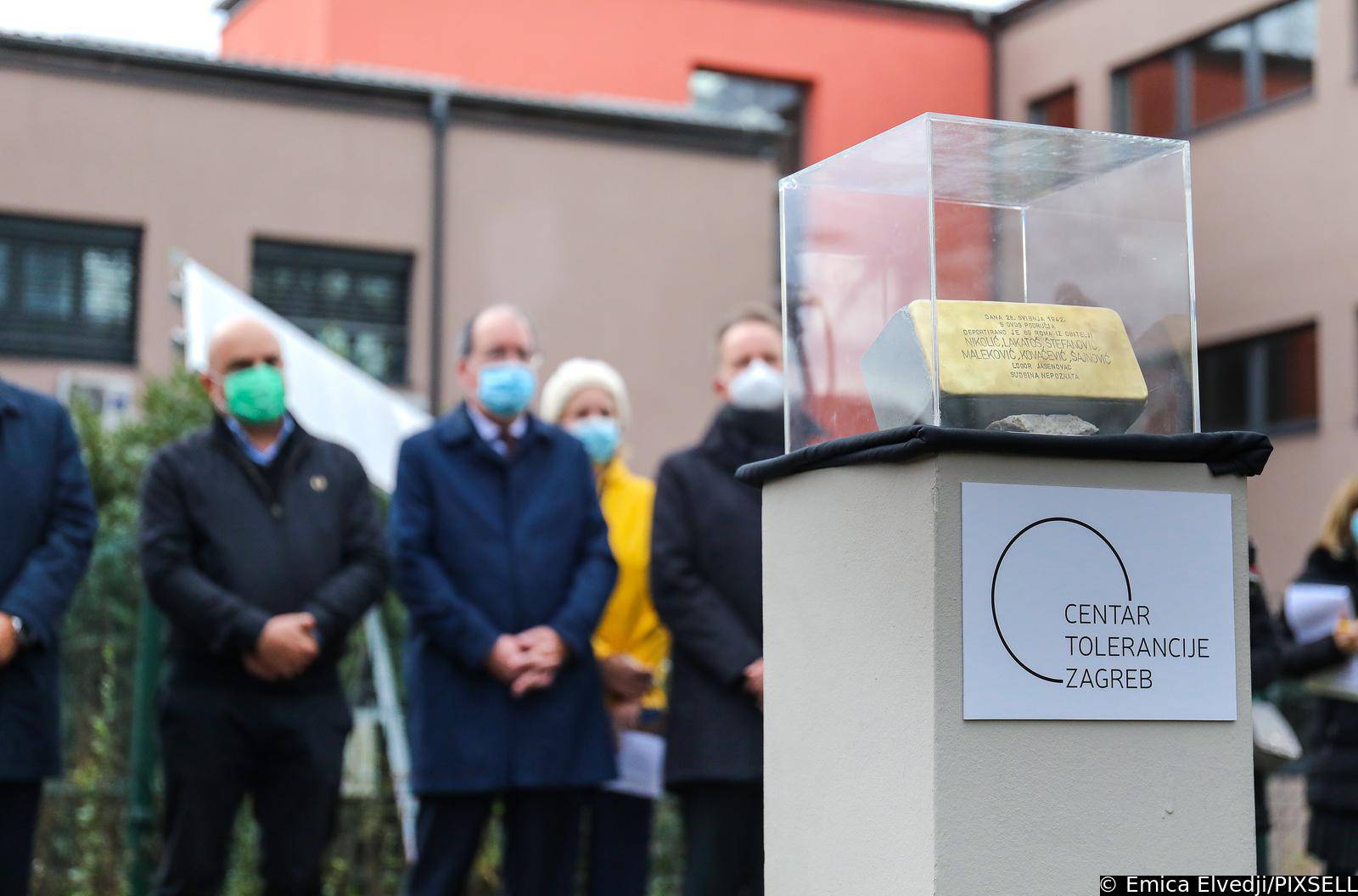Zagreb: Postavljen kamen spoticanja za stradale Rome u vrijeme holokausta