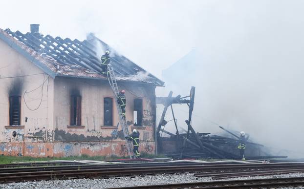 Gore barake uz prugu u Osijeku