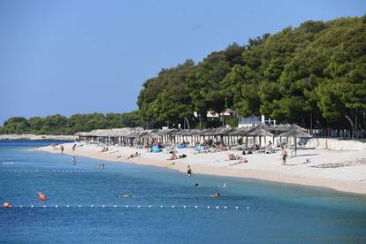 Kraj je rujna: Ovo su fotografije s primoštenske plaže! Ovaj će tjedan biti i do 30 stupnjeva