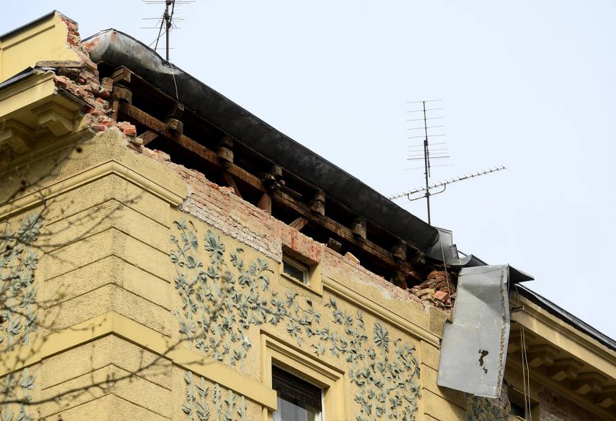 Zagreb: Oštećeni krovovi nakon potresa velika su opasnost za prolaznike