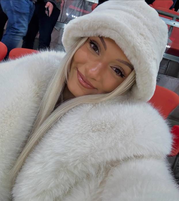 FOTO Zanosna plavuša bodrit će češkog golmana protiv Hrvatske