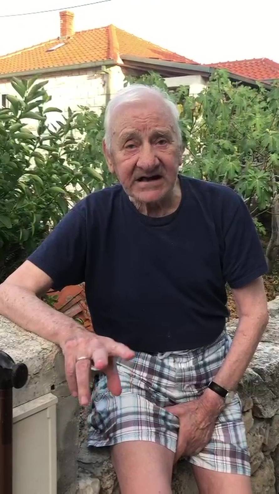 Pjevao je Kirku Douglasu i ekipi Hajduka, utemeljio nogomet u Postirama. Umro je barba Lovre