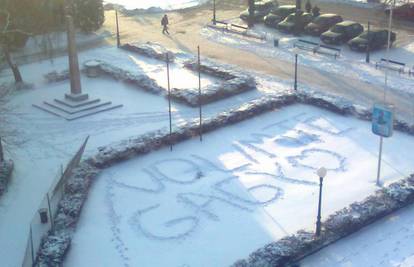 U snijegu je za svog dečka ispisala ljubavnu poruku