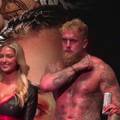 Jake Paul napucao je mišiće, ali svi su gledali u djevojku pokraj