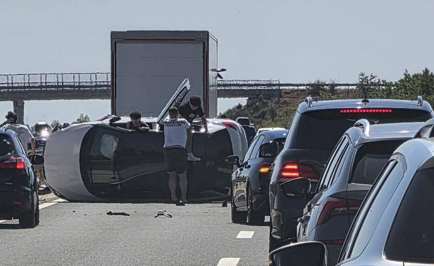 FOTO Dvoje ljudi ozlijeđeno na A1. Talijan se zabio u pokvareni auto pa završio na boku...