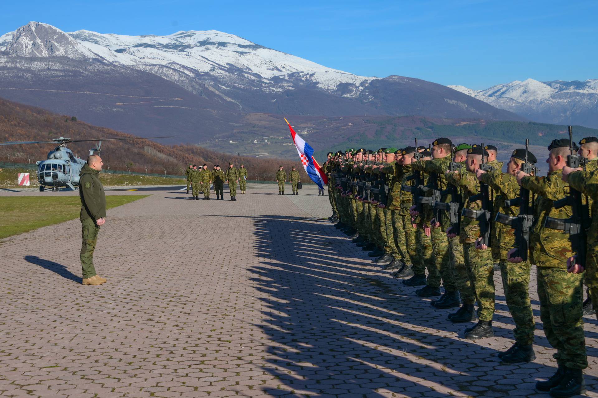 Anušić posjetio hrvatske vojnike na Kosovu: 'Bez vas, malo nam vrijedi sva tehnika i naoružanje'