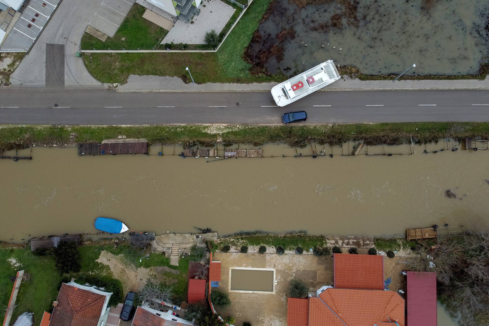 Nin: Pogled iz zraka na poplavljeno područje gdje je voda na cestu izbacila brod