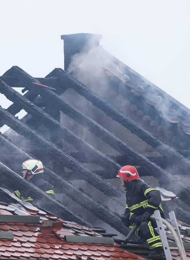 Gore barake uz prugu u Osijeku