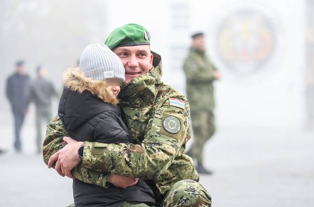 FOTO Emotivni odlazak: Obitelji ispratile hrvatske vojnike na Kosovo, došao je i Milanović