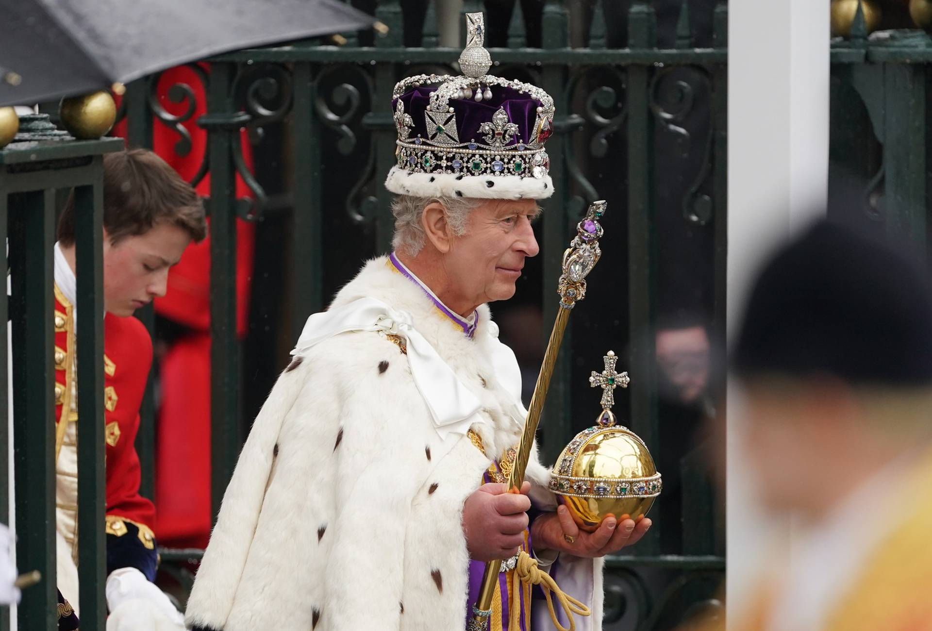Kralj  Charles III. nakon krunidbe odlazi u pala?u 