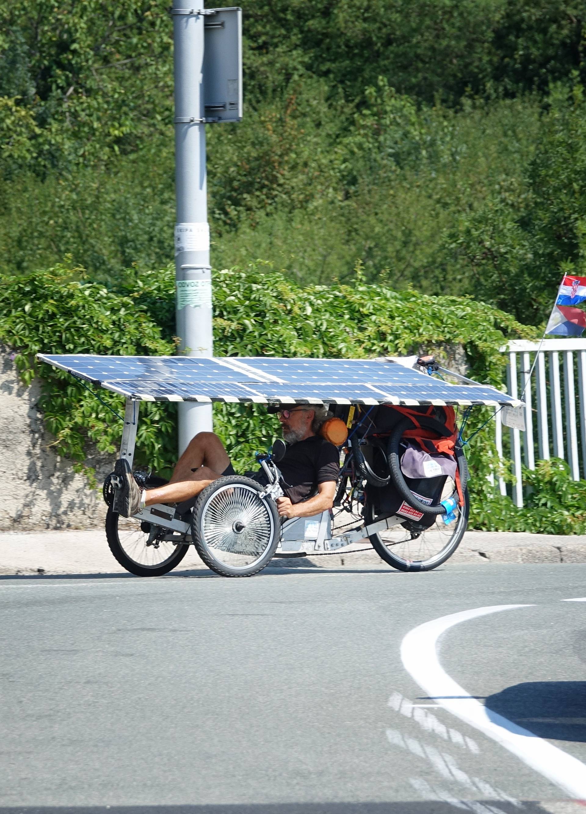 Elektro tricikl: Češkog turista na more vozi sunčeva svjetlost