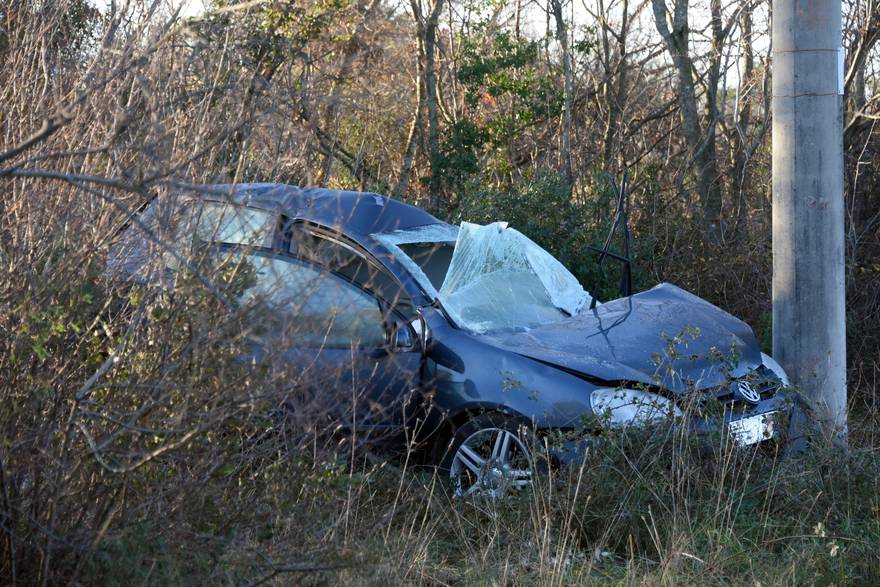 Galižana: Vozačica izgubila kontrolu nad vozilom, udarila u betonski stup i poginula