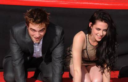 Pokleknuo je: Pattinson će se na premijeri pojaviti s Kristen