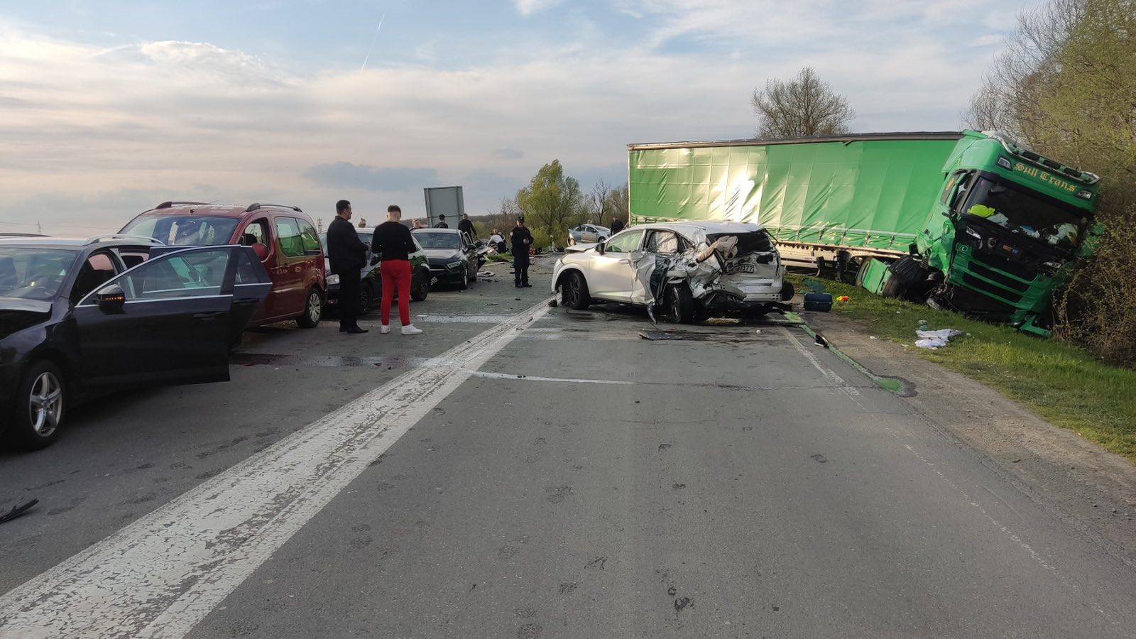 FOTO Teška nesreća kod prijelaza Stara Gradiška: Teretnjak naletio na 15 auta