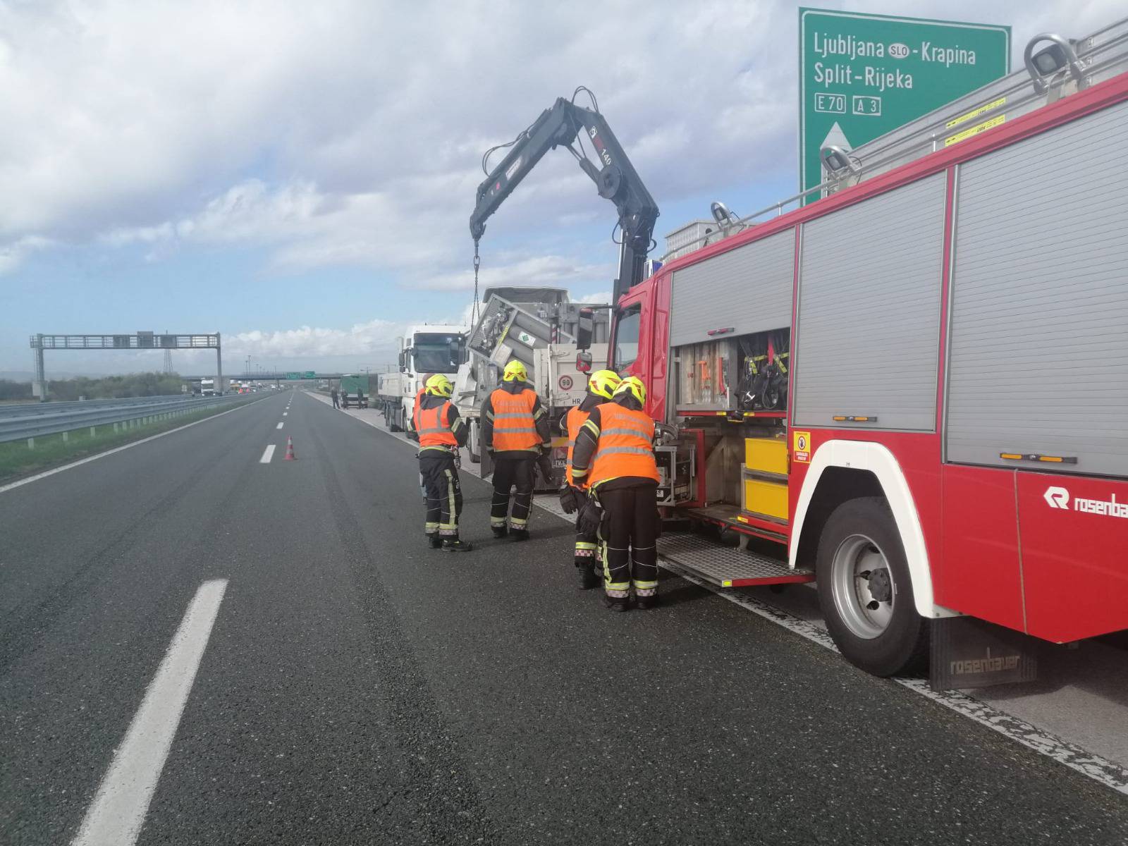 Teška nesreća na A3: Sudarila se dva kamiona, ispale boce  s dušikom, prekinut promet!