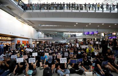 Prosvjednici su zauzeli zračnu luku, žele 'slobodni Hong Kong'