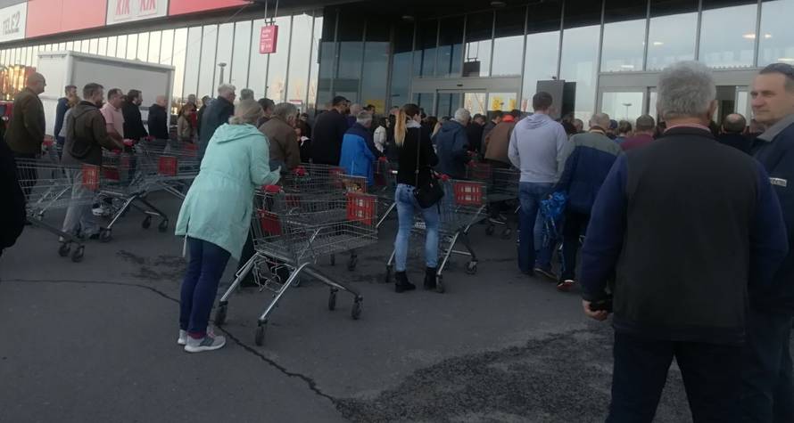 Slavonski Brod bez pitke vode: Redovi ispred dućana i cisterni