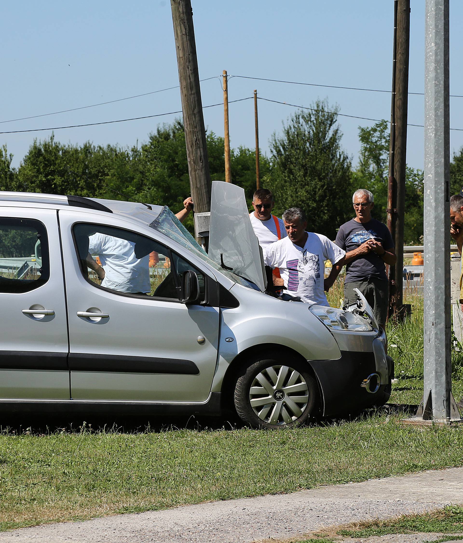 Strašan sudar kamiona i auta kod Đakova: Poginula djevojka