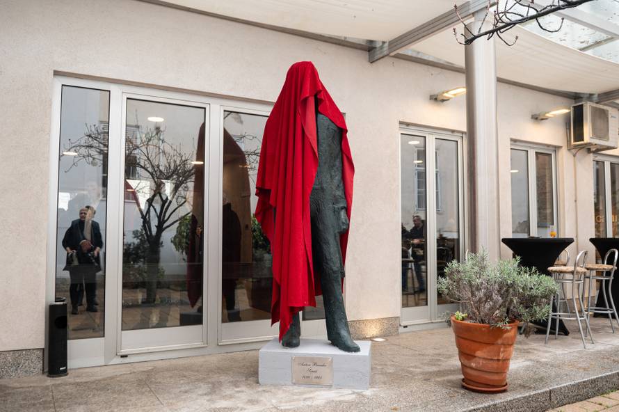 Zagreb: Otkriven spomenik Antuna Branka Šimića