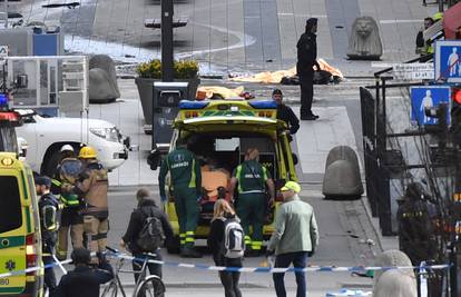 Kamionom se zaletio u pješake u Stockholmu, troje mrtvih