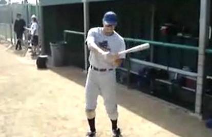 Igrač baseballa izvodi trik pri svakom olasku na teren