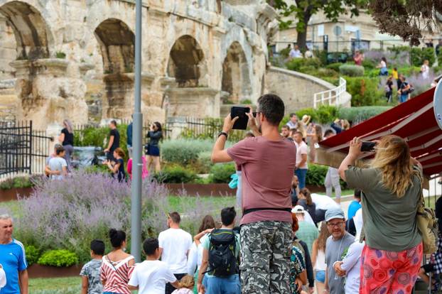 Turisti nakon kiše u Puli napustili plaže i krenuli u obilazak znamenitosti