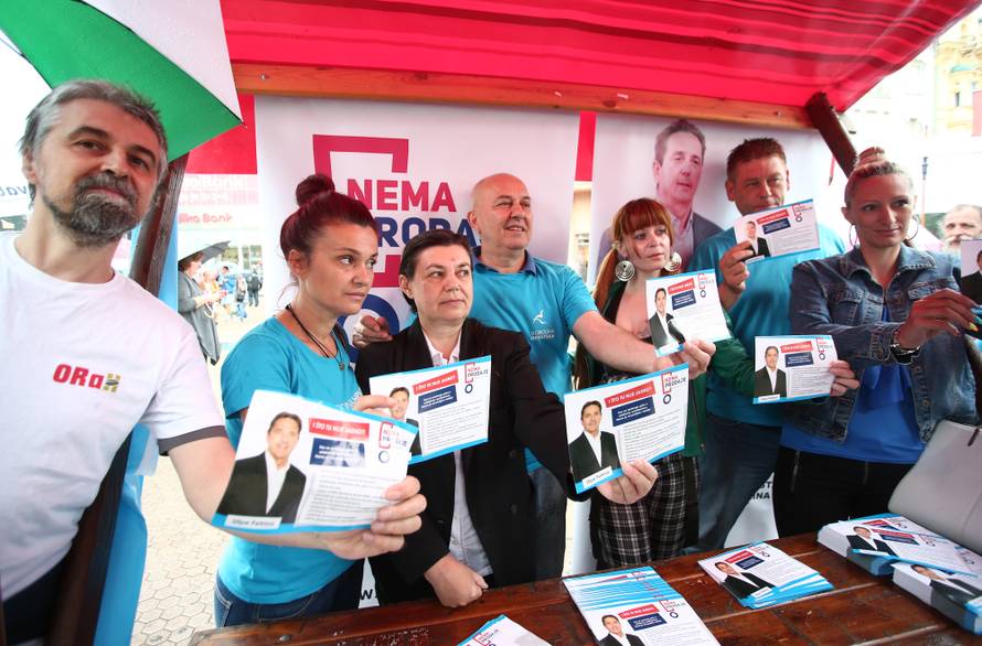 Umjesto pustim obećanjima glasače je mamila - dekolteom