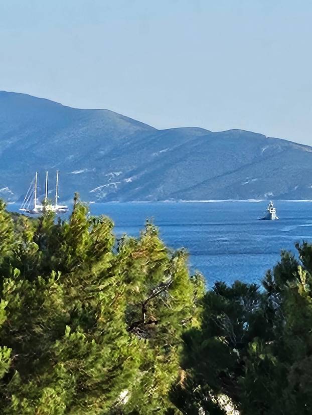 FOTO Bezos i Lauren sitno broje do svadbe, ali i dalje uživaju u Hrvatskoj: Usidrili se na Cresu