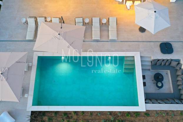 Opa! Vila na Pagu opremljena je tako da ni ne morate na plažu