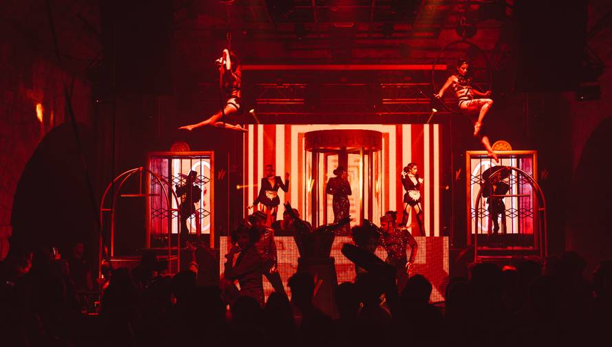 Publika hrli na spektakl Grand hotel u dubrovačkom Revelinu