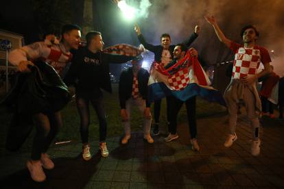Slavlje navijača na ulicama Karlovca nakon pobjede Hrvatske nad Brazilom