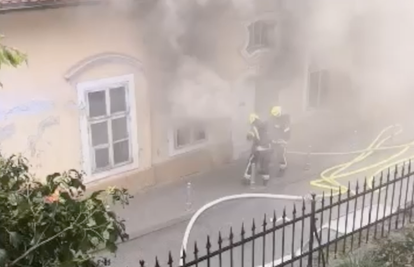 VIDEO Buknuo požar na kući u Zagrebu: Spasili stariju ženu