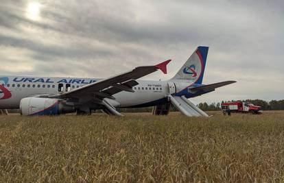 Ruski avion sa 159 ljudi prisilno sletio u polje kod Novosibirska