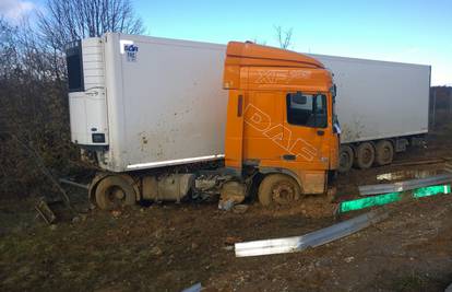 Perušić: Zbog brzine probio je kamionom  ogradu autoceste