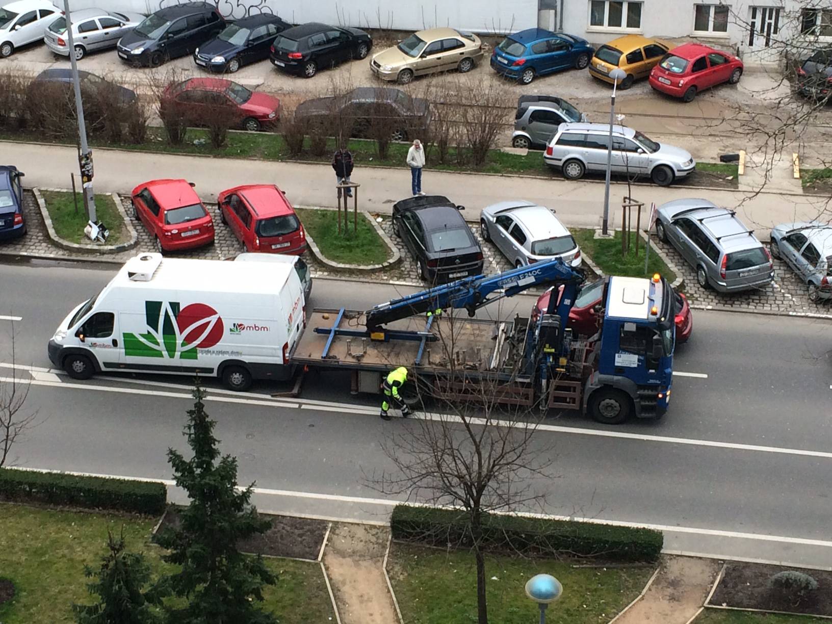 Pauk se "namučio" da bi s kolnika odvezao veliki kombi