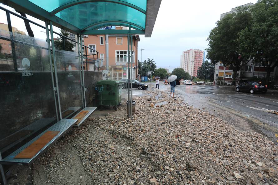 Rijeka: Zemja i kamenje na cesti u Vukovarskoj ulici