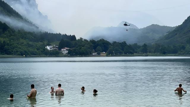 Požar kod Boračkog jezera još uvijek aktivan, gase ga helikopteri Oružanih snaga BiH 