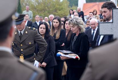 FOTO Posljednji ispraćaj Ante Ćorušića na groblju u Lovreću