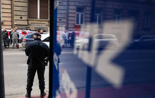 Zagreb: Javni skup A-HSP-a ispred središnjice HDZ-a "Operacija lustracija Plenkovića"