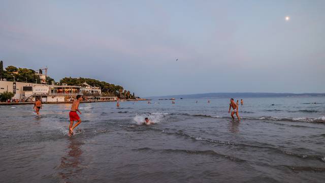 Split: Predvečerje na plaži Bačvice