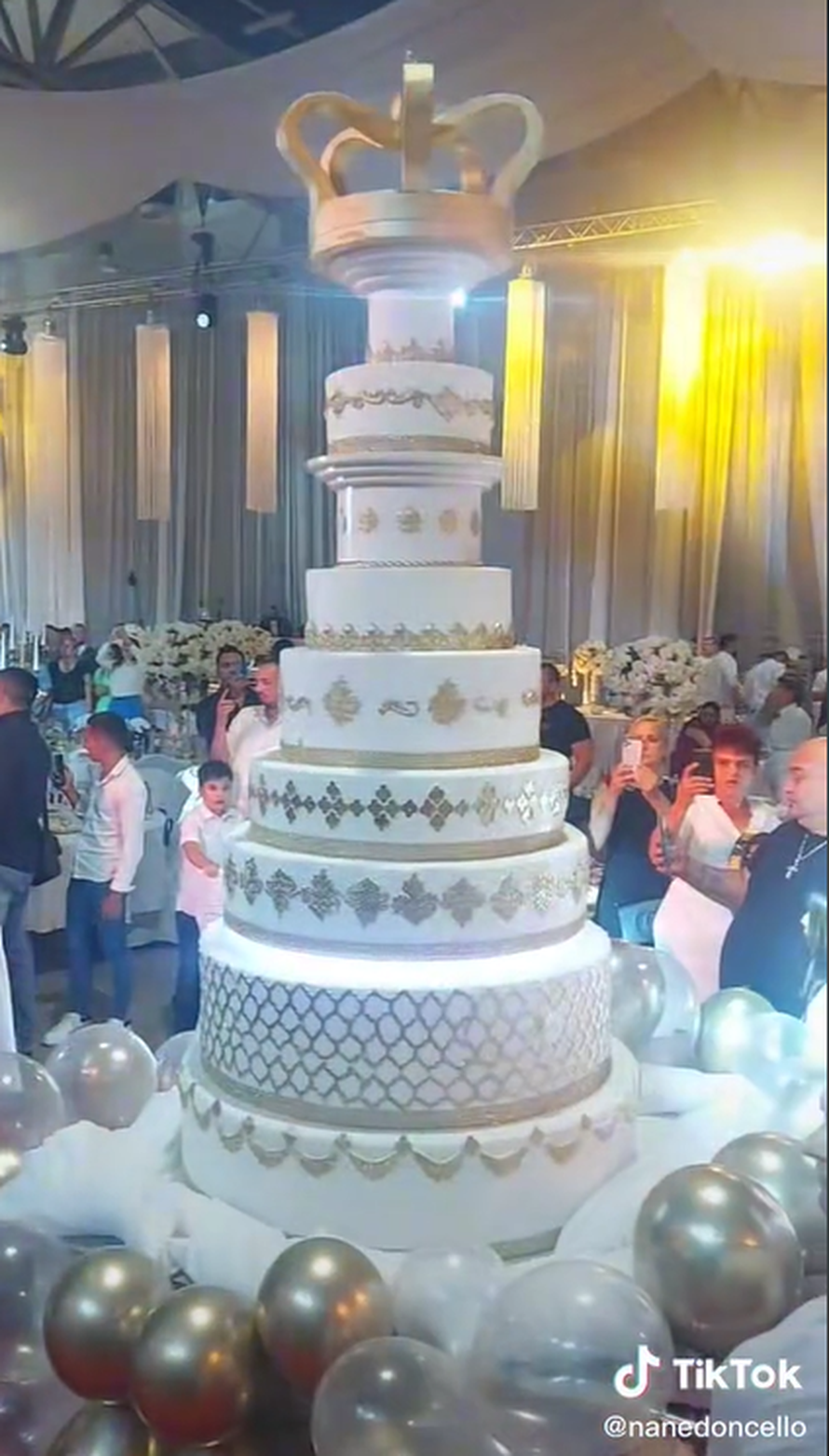 Širi se video velikog krštenja u Beogradu: Tortu u obliku Hrama svetog Save guralo je šest ljudi