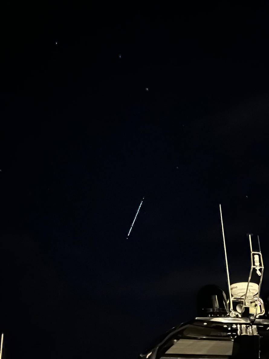 Hrvate začudio prizor na nebu: Zašto Muskovi sateliti izgledaju kao crte i kako ih možete pratiti