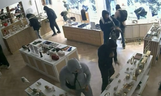 VIDEO Lopovi upali u zlatarnicu usred nereda u Francuskoj. Vlasnica sve to u&zcaron;ivo gledala