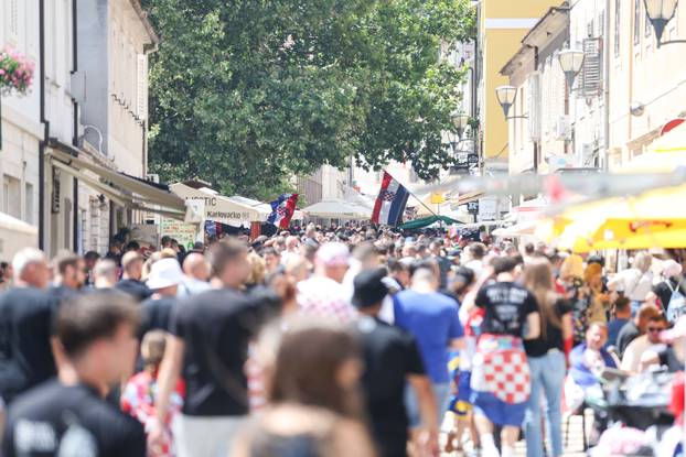 Brojni obožavatelji na ulicama Sinja uoči Thompsonovog koncerta