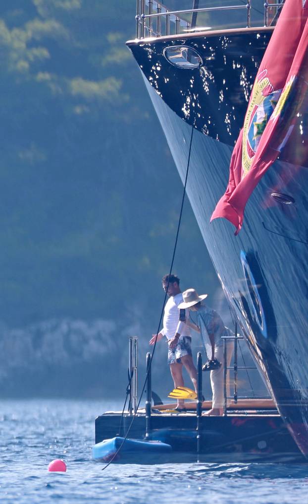 Lastovo: Poznati na jahti Jeffa Bezosa zabavljali se na palubi i u moru