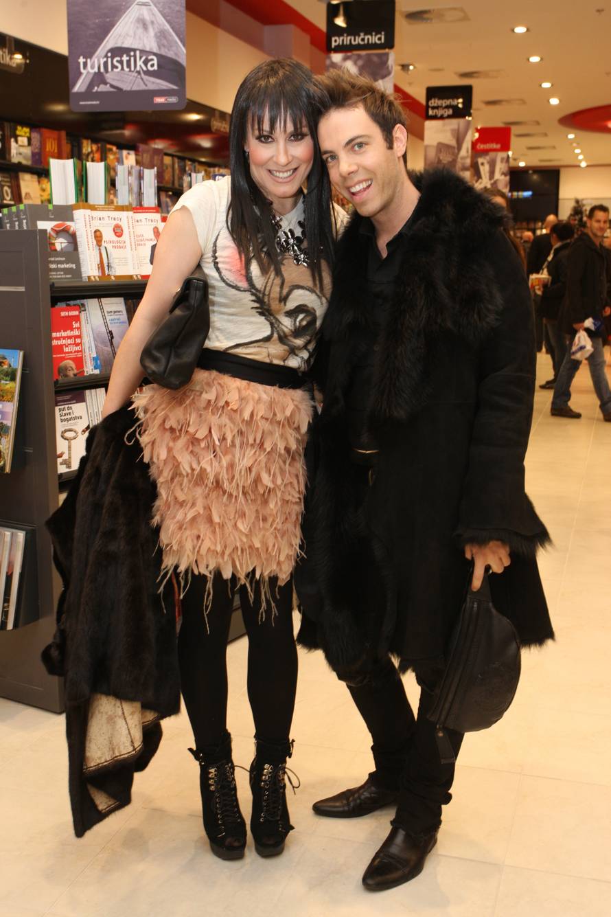 'Indira se ne zna ponašati na sceni, stalno diže noge u zrak'