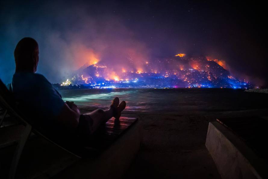Omiš:  Pogled na Omiš sa ušća Cetine. 