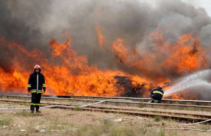 Vatrogasci su lokalizirali požar kraj Knina: Gorjela je i pruga 