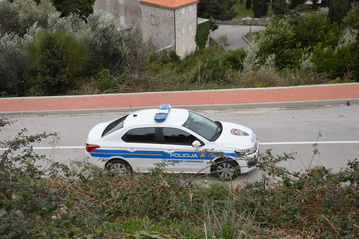 Pronađeno tijelo u odvodnom kanalu, dvoje ljudi još traže