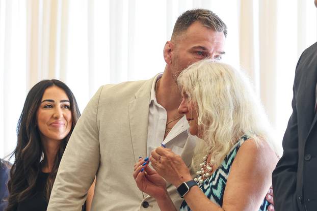 Zagreb: Predsjednik Zoran Milanović uručio je odlikovanje Stipi Miočiću